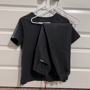 Figs Scrubs - High waisted jogger bottoms and one-pocket top set